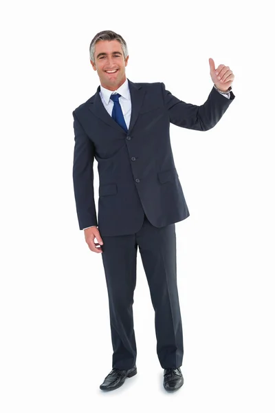 Lächelnder Geschäftsmann posiert mit erhobenem Daumen — Stockfoto