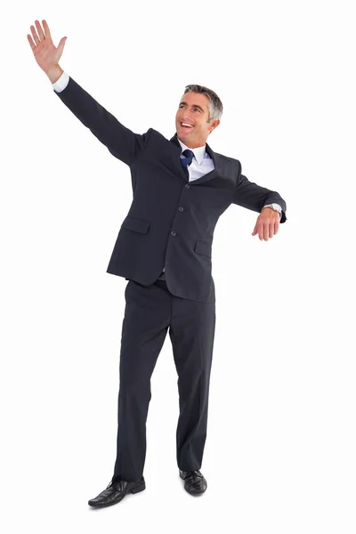 Счастливый бизнесмен стоит и машет рукой — стоковое фото