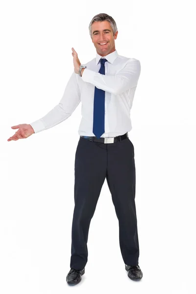 Smiling businessman in suit showing — Stock Photo, Image