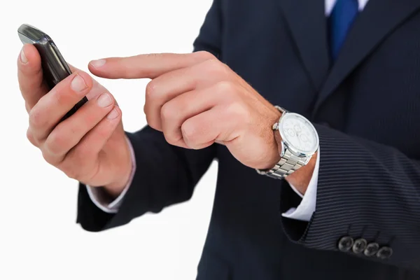 Mid sectie van een zakenman te typen op zijn telefoon — Stockfoto