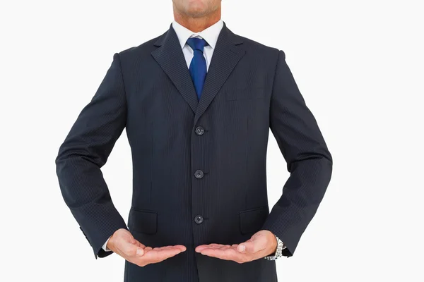 Sección media de un hombre de negocios en traje con las manos fuera — Foto de Stock