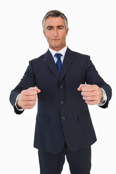 Портрет бизнесмена, сжимающего кулаки — стоковое фото