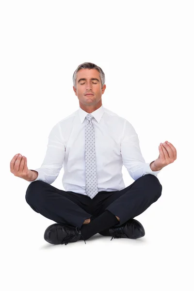 Zen affärsman mediterar i lotus pose — Stockfoto
