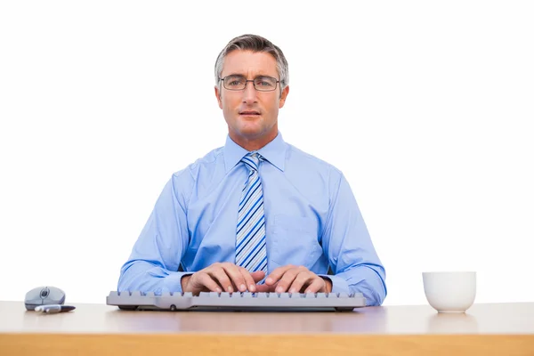 Homem de negócios concentrado digitando no teclado — Fotografia de Stock