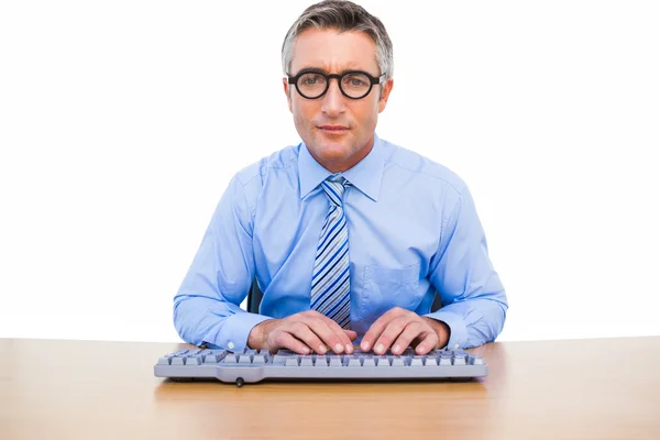Gericht zakenman met glazen typen op toetsenbord — Stockfoto