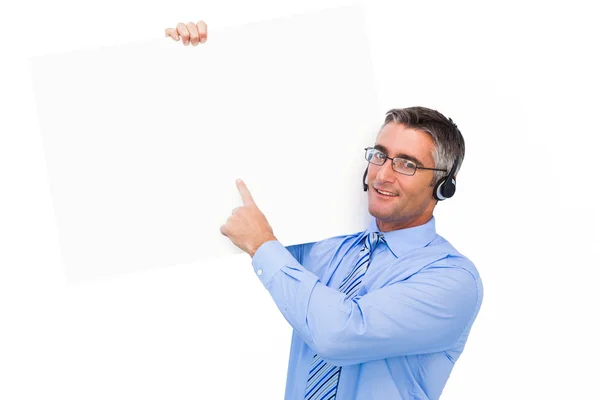 Hombre de negocios feliz con auriculares presentando un panel —  Fotos de Stock