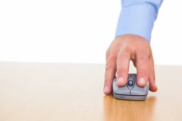 Mão de um homem de negócios usando o mouse na mesa — Fotografia de Stock