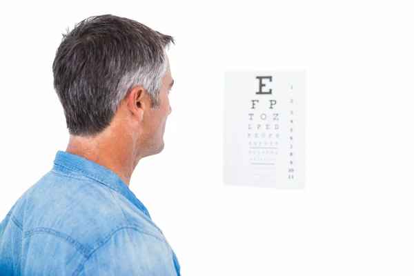 Hombre con pelo gris haciendo una prueba ocular —  Fotos de Stock