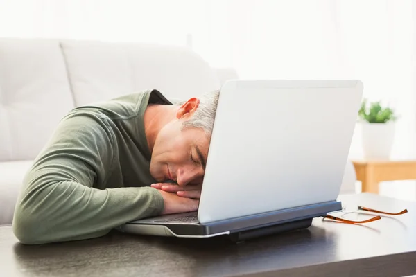 Homme dormant sur son ordinateur portable — Photo