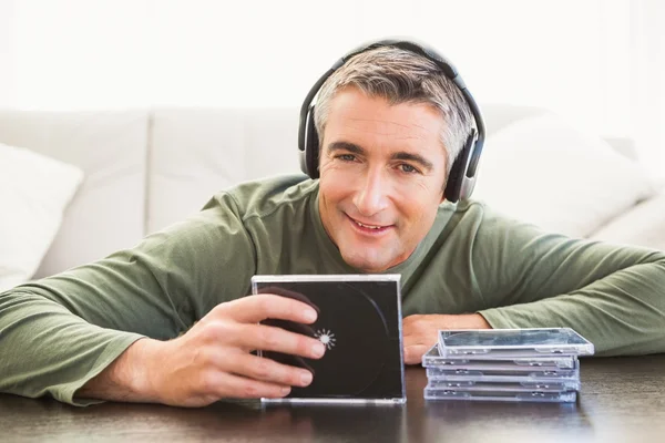 Человек-кузнец слушает музыку и держит CD — стоковое фото