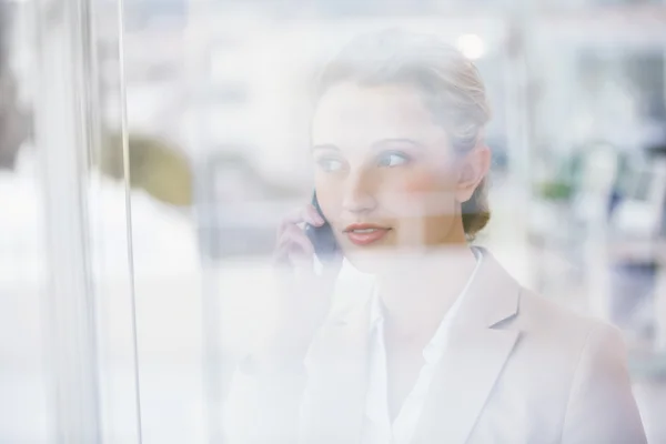 Portret van een zakenvrouw waardoor een telefoongesprek — Stockfoto