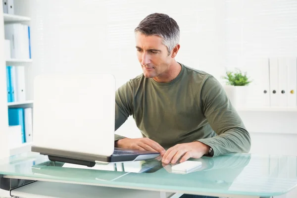 Vrolijke man met zijn laptop en de telefoon op Bureau — Stockfoto