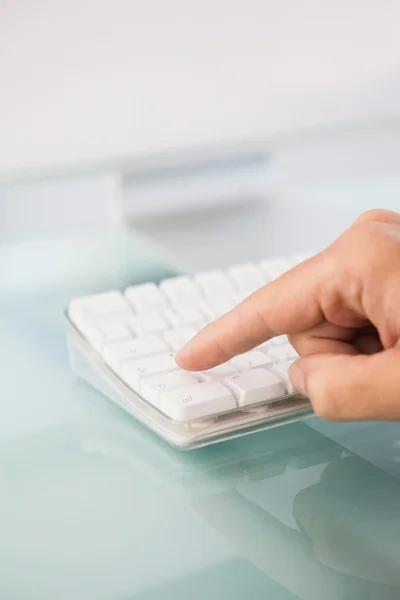 Close-up van een vinger op te drukken op toets — Stockfoto