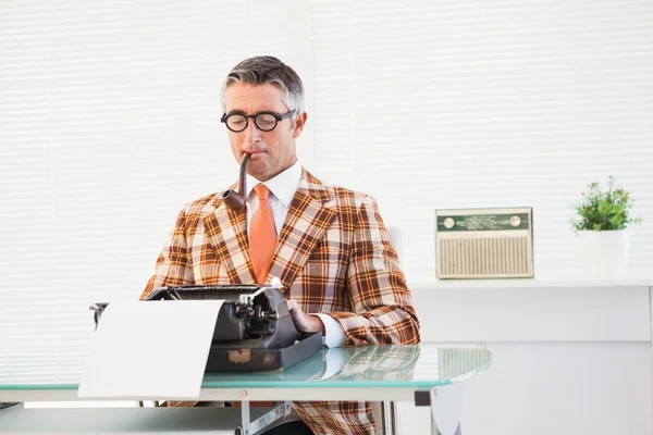 Homem retro digitando na máquina de escrever — Fotografia de Stock