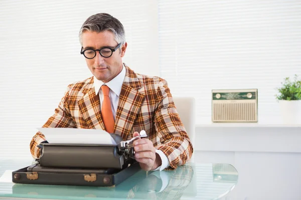 Улыбающийся винтажный человек с помощью пишущей машинки — стоковое фото