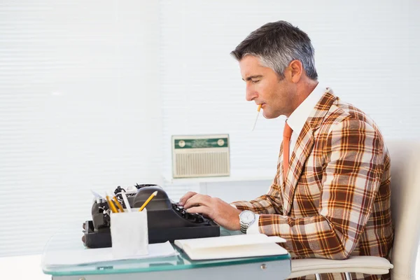 Hombre retro con el cigarrillo escribiendo en la máquina de escribir — Foto de Stock