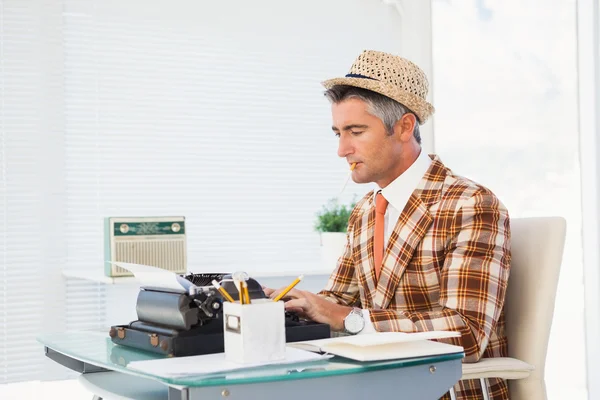 Homem retro em chapéu de palha digitando na máquina de escrever — Fotografia de Stock
