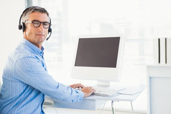 Mann mit Headset benutzt Computer — Stockfoto