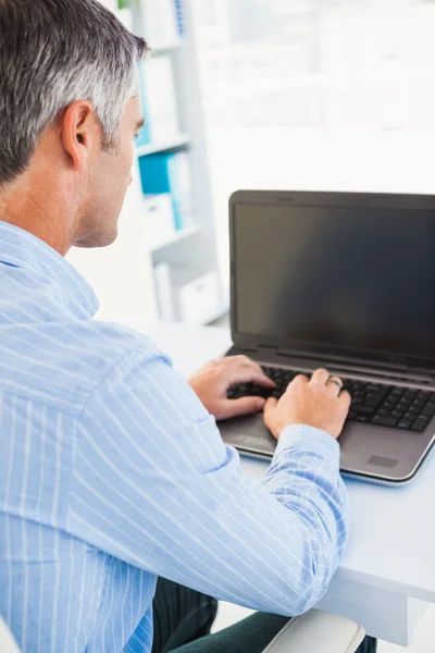 Koncentruje się człowieka za pomocą jego laptop — Zdjęcie stockowe