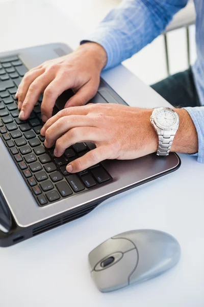 Primer plano de las manos con reloj de pulsera escribiendo en el ordenador portátil — Foto de Stock