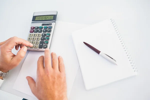 Mão do homem usando uma calculadora — Fotografia de Stock