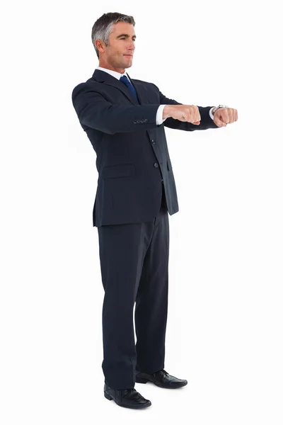 Affärsman poserar med öppna armar — Stockfoto