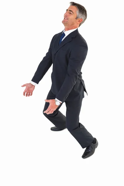 Happy affärsman i kostym bär — Stockfoto