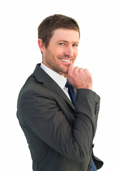 Hombre de negocios guapo sonriendo a la cámara — Foto de Stock