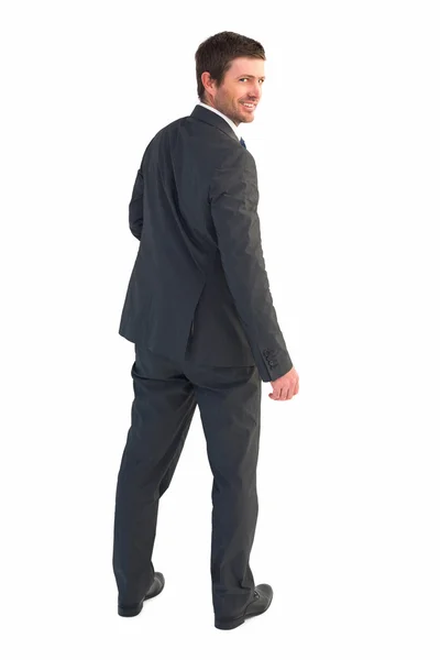 Uomo d'affari in piedi e sorridente — Foto Stock