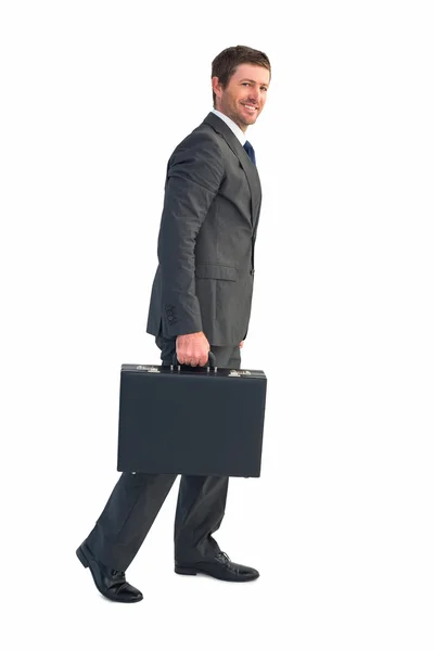 Бізнесмен ходить зі своїм портфелем — стокове фото
