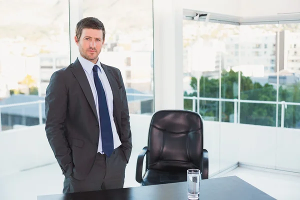 Posando homem de negócios em sua mesa — Fotografia de Stock