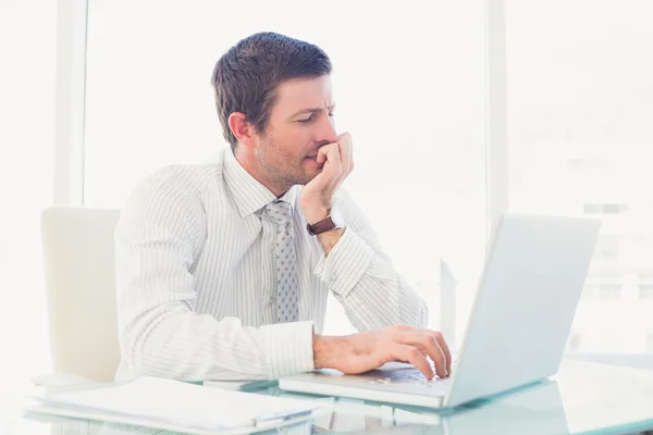 Un hombre de negocios trabajando en el escritorio — Foto de Stock