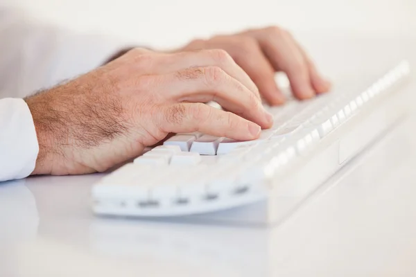 Homme d'affaires mains tapant sur le clavier — Photo