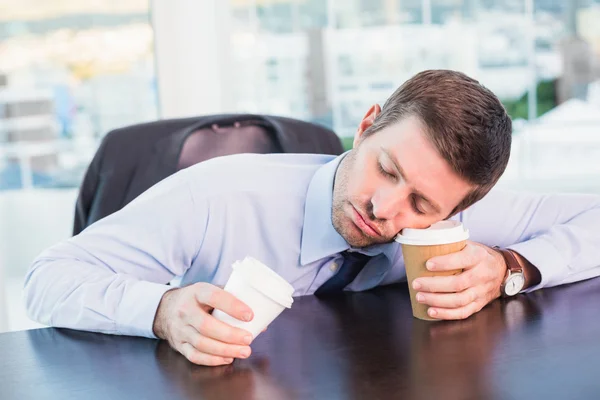 Hombre de negocios agotado durmiendo en su escritorio — Foto de Stock