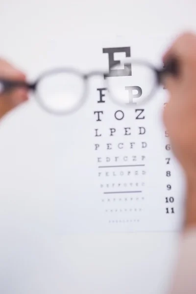 Okulary do czytania patrząc na badanie wzroku — Zdjęcie stockowe