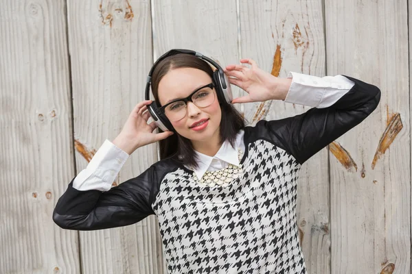 Pretty hipster listening to music — Stock Photo, Image