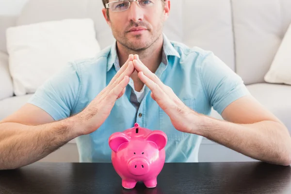 Een man met piggy bank — Stockfoto