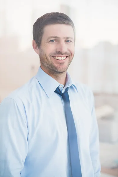 Smiling businessman looking out the window — Stock Photo, Image