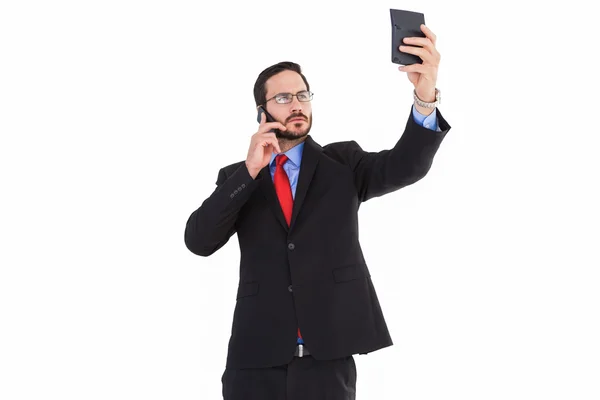 Zakenman bedrijf rekenmachine tijdens het gesprek op de telefoon — Stockfoto