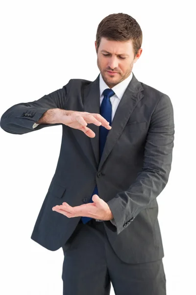 Affärsman som visar något med sina händer — Stockfoto