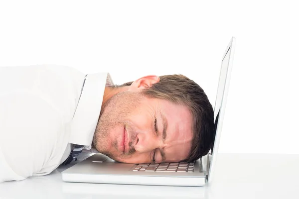 Hombre de negocios cansado descansando en el ordenador portátil — Foto de Stock