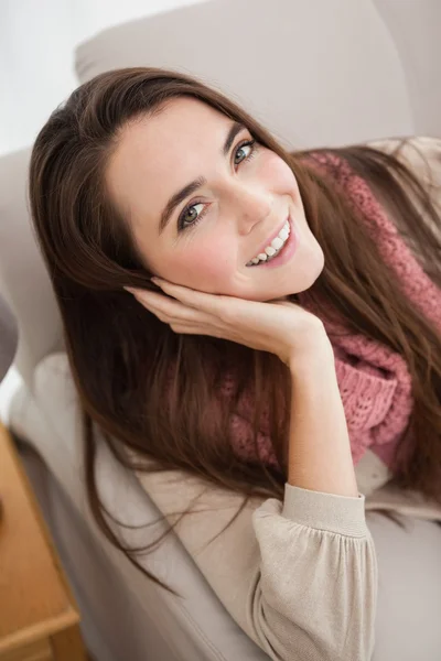 Morena bonita sorrindo para a câmera — Fotografia de Stock