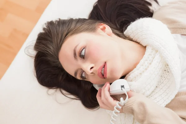 Jolie brune faisant un appel téléphonique sur le lit — Photo