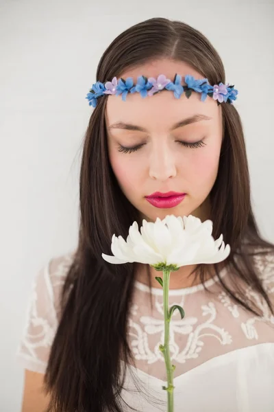 Mooie hippie ruiken een bloem — Stockfoto