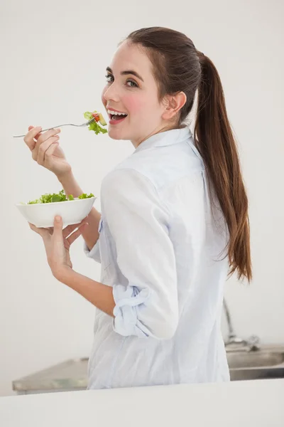 Bella bruna mangiare ciotola di insalata — Foto Stock