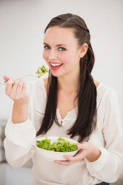 Mooie brunette voorbereiding van een gezonde salade — Stockfoto