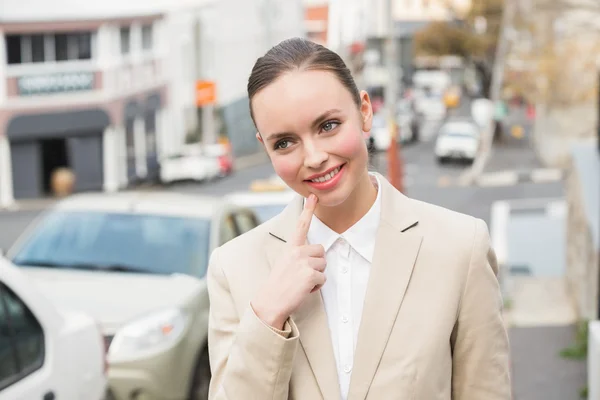 Młoda kobieta uśmiechając się i myślenia — Zdjęcie stockowe