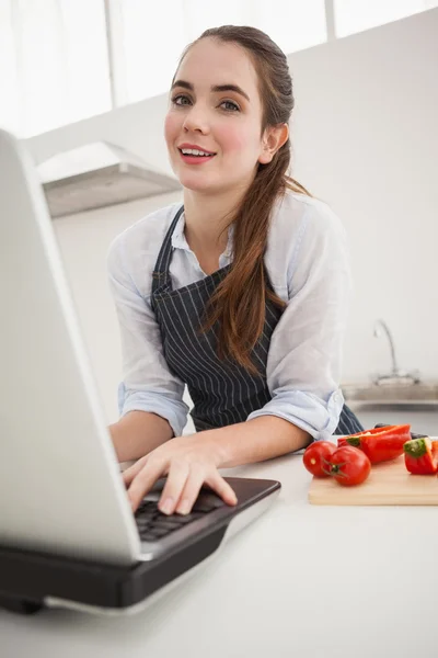 Pretty brunette following online recipe — Stock Photo, Image