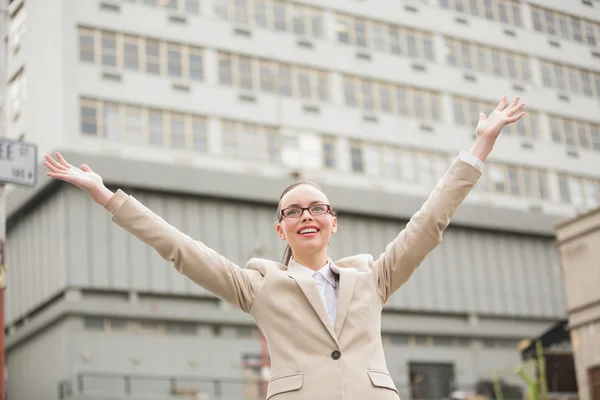 Jeune femme d'affaires les bras levés — Photo