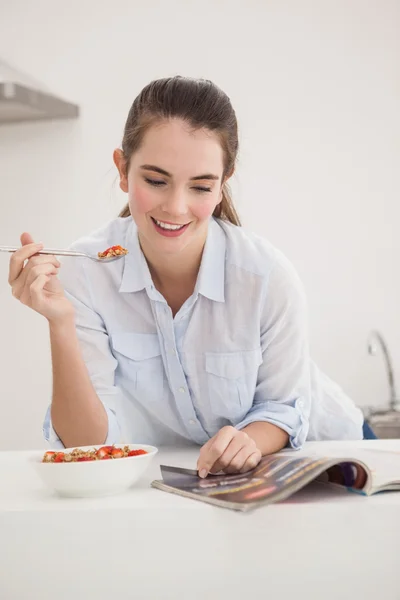 Mooie brunette eten kom van granen — Stockfoto